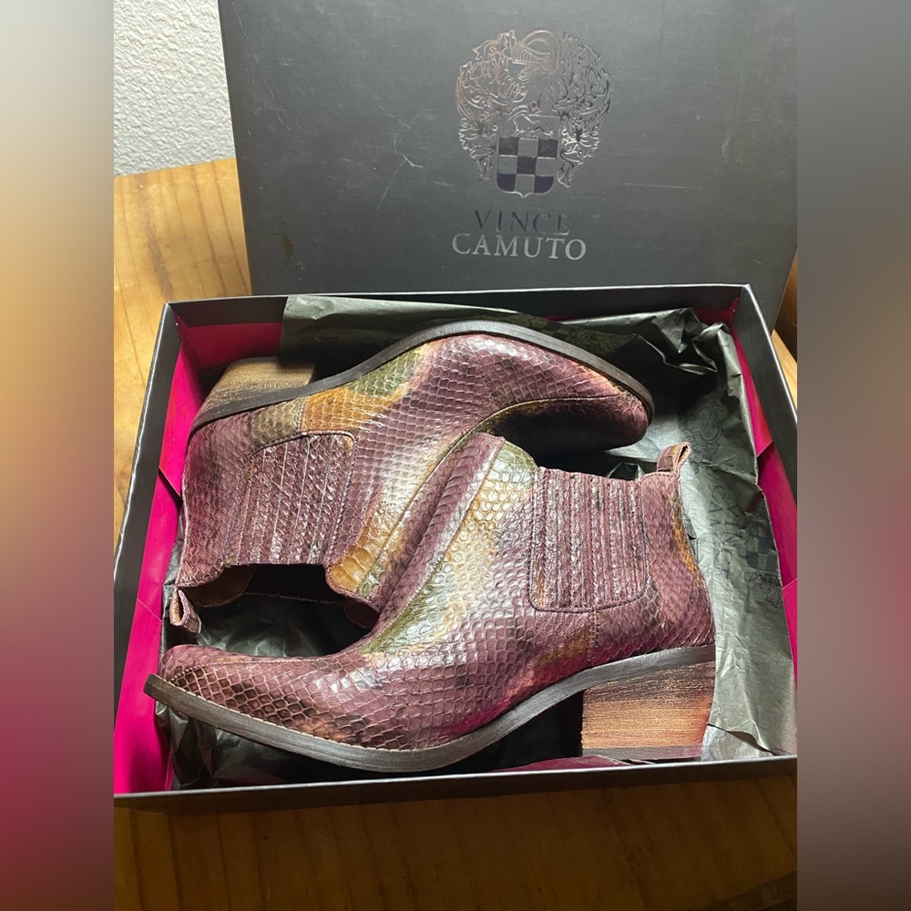 VINCE CAMUTO SNAKE DESIGN ANKLE LEATHER BOOTS SIZE 7.5M